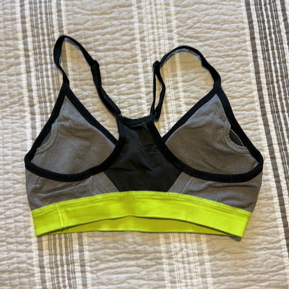Nike sports bra XS - Picture 2 of 3